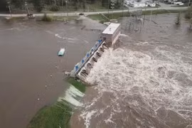 [Video] Khoảnh khắc vỡ đập kinh hoàng ở bang Michigan của Mỹ