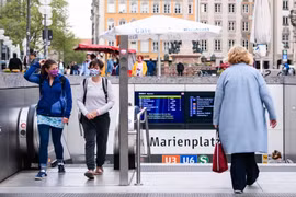 Người dân đeo khẩu trang phòng lây nhiễm COVID-19 tại Munich, Đức, ngày 27/4/2020. (Nguồn: THX/TTXVN)