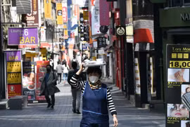 Người dân đeo khẩu trang phòng lây nhiễm COVID-19 tại Seoul, Hàn Quốc, ngày 23/4/2020. (Nguồn: AFP/TTXVN)