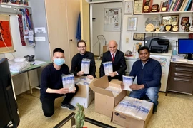 (Từ trái qua phải): Bác sỹ Bùi Văn Long (Bệnh viên Trung ương Quân đội 108/VG-CARE, Hà Nội), tiến sỹ Carsten Köhler (Đại học Tuebingen), giáo sư-tiến sỹ Peter Kremsner (Đại học Tuebingen), giáo sư-tiến sỹ Thirumalaisamy P. Velavan (Trưởng nhóm nghiên cứu 