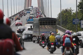 Cầu Rạch Miễu luôn ở tình trạng quá tải về giao thông. (Ảnh Công Trí/TTXVN)