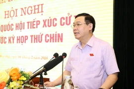 Bí thư Thành ủy Hà Nội Vương Đình Huệ phát biểu tại buổi tiếp xúc cử tri huyện Hoài Đức. (Ảnh: Văn Điệp/TTXVN)