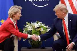 Chủ tịch Ủy ban châu Âu (EC) Ursula von der Leyen gặp Tổng thống Mỹ Donald Trump tại Diễn đàn Kinh tế Thế giới, Davos. (Nguồn: dpa)