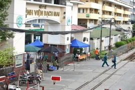 Các hoạt động ra vào Bệnh viện Bạch Mai được kiểm soát chặt chẽ. (Nguồn: TTXVN)