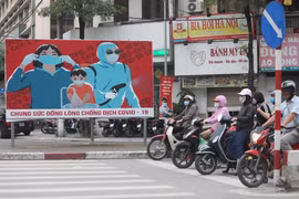 Mỗi người dân cần tiếp tục nâng cao ý thức phòng, chống dịch trong cuộc sống hàng ngày. (Ảnh: Thanh Tùng/TTXVN)