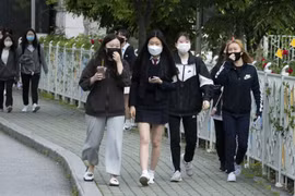Học sinh trở lại trường học tại Seoul, Hàn Quốc ngày 20/5/2020. (Nguồn: THX/TTXVN)