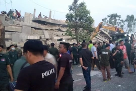 Lực lượng cứu hộ tìm kiếm nạn nhân dưới đống đổ nát của công trình đang thi công bị đổ sập ngày 3/1/2020. (Nguồn: AFP/TTXVN)