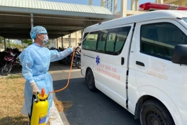 Phun thuốc khử trùng xe chở bệnh nhân COVID-19 ở Thành phố Hồ Chí Minh. (Nguồn: TTXVN)