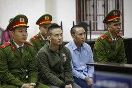 Hai bị cáo Sùng A Phà (sinh năm 1992) và Vàng A Váu (bên trái, sinh năm 1995). (Ảnh: Trọng Đạt/TTXVN)