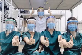 Nhân viên y tế Bệnh viện Bệnh Nhiệt đới Trung ương cơ sở 2 thể hiện sự lạc quan và tinh thần quyết tâm chiến thắng đại dịch COVID-19. (Ảnh: TTXVN)