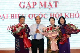 Thủ tướng Nguyễn Xuân Phúc tặng hoa chúc mừng Chủ tịch Quốc hội Nguyễn Thị Kim Ngân, Phó Chủ tịch nước Đặng Thị Ngọc Thịnh, Phó Chủ tịch Thường trực Quốc hội Tòng Thị Phóng (Chủ tịch Nhóm nữ Đại biểu Quốc hội Việt Nam). (Ảnh: Trọng Đức/TTXVN)