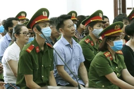 Các bị cáo tại phiên tòa xét xử sơ thẩm. (Ảnh: Trọng Đạt/TTXVN) 