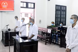 4 bị cáo tại phiên tòa xét xử. (Nguồn: TTXVN phát)