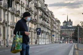 Người dân đeo khẩu trang phòng lây nhiễm COVID-19 tại Geneva, Thụy Sĩ, ngày 20/3/2020. (Nguồn: AFP/TTXVN)