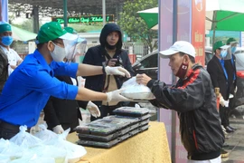 Suất ăn miễn phí làm ấm lòng người lao động nghèo Hải Phòng giữa mùa dịch. (Ảnh: An Đăng/TTXVN)