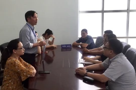 Đoàn kiểm tra làm việc cùng đại diện hợp pháp của Công ty Cổ phần Hoàng Biz. (Nguồn: TTXVN)