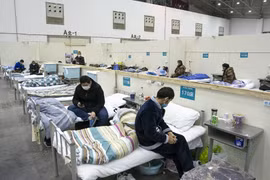Bệnh nhân nhiễm Covid-19 được điều trị tại bệnh viện dã chiến ở Vũ Hán, tỉnh Hồ Bắc, Trung Quốc, ngày 10/2/2020. (Nguồn: THX/TTXVN)
