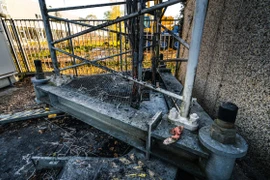 Một cột phát sóng di động bị đốt ở Hà Lan. (Nguồn: ANP)