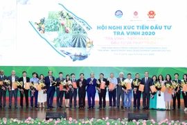 Thủ tướng Nguyễn Xuân Phúc chứng kiến các doanh nghiệp nhận quyết định chủ trương đầu tư, ghi nhớ đầu tư vào tỉnh Trà Vinh. (Ảnh: Thống Nhất/TTXVN)