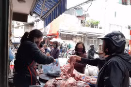 Quầy bán thịt lợn tại chợ Hoàng Mai, Hà Nội. (Ảnh: Phương Anh/TTXVN)