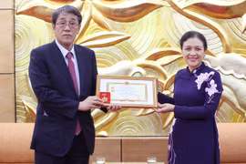 Chủ tịch Nguyễn Phương Nga trao tặng Kỷ niệm chương cho Đại sứ Nhật Bản Umeda Kunio. (Nguồn: vufo.org.vn)