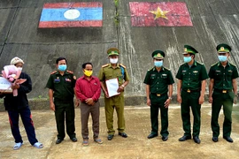 Đồn Biên phòng của khẩu A Đớt bàn giao công dân cho lực lượng chức năng Lào. (Nguồn: TTXVN phát)