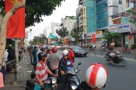 Phong tỏa đường vì người đàn ông nghi mang lựu đạn "cố thủ" trong nhà
