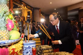 Ông Nguyễn Thiện Nhân, Ủy viên Bộ Chính trị, Bí thư Thành ủy Thành phố Hồ Chí Minh dâng hương lên Quốc tổ Hùng Vương. (Ảnh: Thanh Vũ/TTXVN)