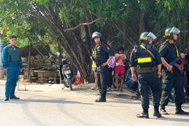 Công an phong tỏa, truy bắt đối tượng Tuấn trên địa bàn huyện Củ Chi. (Ảnh: Thành Chung/TTXVN)