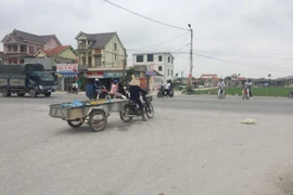 Ngã tư Văn-Bảng là điểm đen hay xảy ra nhiều vụ tai nạn giao thông nghiêm trọng nhưng vẫn chưa được lắp tín hiệu giao thông. (Ảnh: Nguyễn Oanh/TTXVN)