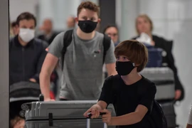Hành khách trở về từ Italy đeo khẩu trang phòng lây nhiễm dịch COVID-19 tại sân bay quốc tế Guarulhos, Sao Paulo, Brazil ngày 2/3/2020. (Nguồn: AFP/TTXVN)