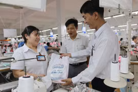 Ông Lê Văn Hải, Phó Tổng Giám đốc Công ty Cổ phần Thương mại xuất nhập khẩu May Phương Nam, quận Gò Vấp, Thành phố Hồ Chí Minh (giữa) cùng Chủ tịch Công đoàn Công ty Trần Phú Vinh (phải) tặng quà Tết Dương lịch 2020 cho công nhân lao động có hoàn cảnh khó