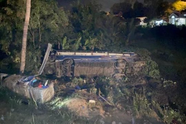 Xe chở khách bị lật trong đêm 25/1, nhiều người may mắn thoát nạn