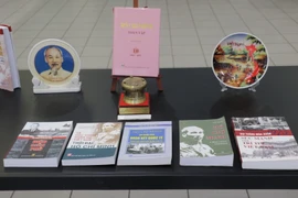 Các tuyển tập sách viết Chủ tịch Hồ Chí Minh trưng bày tại Hội thảo: Đảng Cộng sản Việt Nam: 90 năm thành tựu và đoàn kết quốc tế. (Ảnh: Đỗ Việt Dũng/TTXVN)