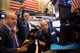 Giao dịch viên tại Sàn giao dịch chứng khoán New York, Mỹ ngày 18/3/2020. (Nguồn: THX/TTXVN)