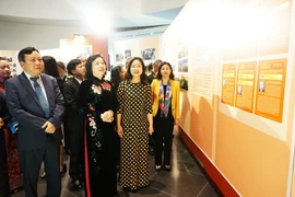 Phó Bí thư Thường trực Thành ủy Hà Nội Ngô Thị Thanh Hằng tham quan triển lãm. (Ảnh: Đinh Thuận/TTXVN)