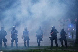 Bạo động chủng tộc ở Mỹ: Cảnh sát và người biểu tình đụng độ dữ dội