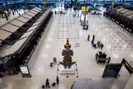 Cảnh vắng vẻ tại nhà chờ của sân bay Suvarnabhumi ở Bangkok, Thái Lan ngày 3/4/2020, trong bối cảnh Chính phủ ban bố lệnh cấm các chuyến bay chở khách nhập cảnh nhằm ngăn ngừa dịch COVID-19 lây lan. (Nguồn: AFP/TTXVN)