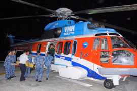 Bệnh nhân được vận chuyển lên trực thăng đưa về đất liền cấp cứu. (Nguồn: TTXVN phát)