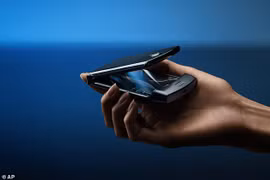 Mẫu điện thoại màn hình gập Razr 2019. (Nguồn: AP)