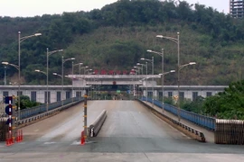 Cửa khẩu đường bộ Quốc tế số II Kim Thành trong ngày đầu tiên tạm dừng nhập khẩu hàng hóa của Việt Nam. (Ảnh: Quốc Khánh/TTXVN)