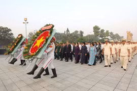 Đoàn Lãnh đạo Thành phố Hồ Chí Minh, các lực lượng vũ trang thành phố đến dâng hương, dâng hoa tưởng niệm các Anh hùng, Liệt sỹ tại Nghĩa trang Liệt sỹ Thành phố Hồ Chí Minh (Đồi không tên). (Ảnh: Thanh Vũ/TTXVN)