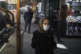 Người dân đeo khẩu trang để phòng tránh lây nhiễm COVID-19 tại Tehran, Iran, ngày 2/3/2020. (Nguồn: THX/TTXVN)