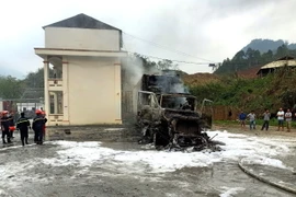 Hiện trường vụ cháy xe container. (Ảnh: Minh Tâm/TTXVN)