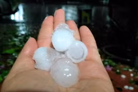 Những viên đá có kích thước lớn ở thành phố Lai Châu. (Ảnh: Việt Hoàng/TTXVN)