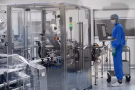 Kỹ thuật viên nghiên cứu vắcxin phòng COVID-19 tại một công ty của Nga ở Strelna, Nga, ngày 20/5/2020. (Nguồn: AFP/ TTXVN)