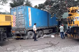 Xe đầu kéo tông sập 2 căn nhà, tài xế tử vong trong cabin