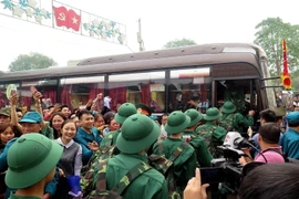 Tân binh hăng hái lên đường nhập ngũ. (Ảnh: Thu Hằng/TTXVN)