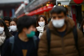 Người dân đeo khẩu trang ở ngoài đường tại Nhật Bản. (Nguồn: Reuters)