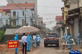Chỉ có một số ít lực lượng thực thi công vụ được di chuyển để làm nhiệm vụ kiểm soát, phòng chống dịch. (Ảnh: Nguyễn Thắng/TTXVN)